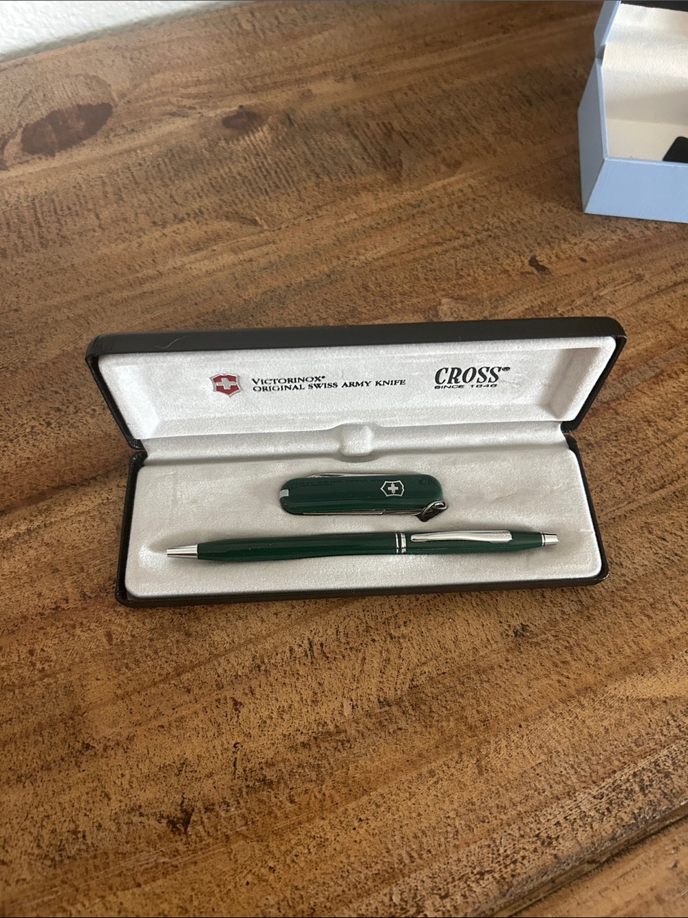 Swiss Army knife and pen victorinox